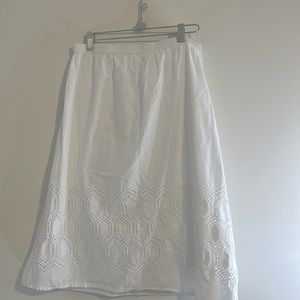 Studio West Apparel Women’s Eyelet Skirt. Elasticated Waist 14.5”Length 26”lined
